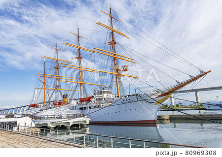 富山県射水市　富山新港　みなとオアシス海王丸パークに係留される帆船海王丸 80969308