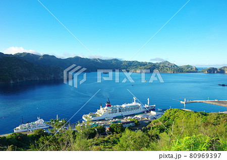 小笠原諸島／父島の二見港に停泊中のおがさわら丸とははじま丸 80969397