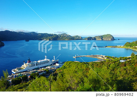 小笠原諸島・父島の二見港に停泊中のおがさわら丸(東京都小笠原村) 小笠原諸島・父島の二見港に停泊中のおがさわら丸(東京都小笠原村) 80969402