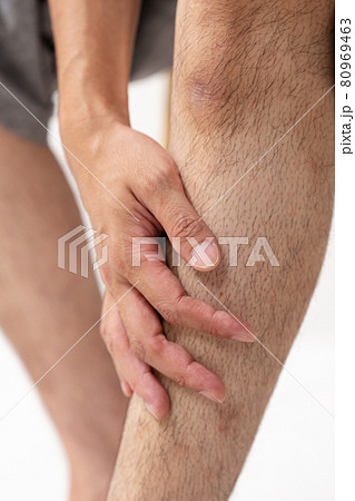 ミドル男性　すね毛　脚　 80969463