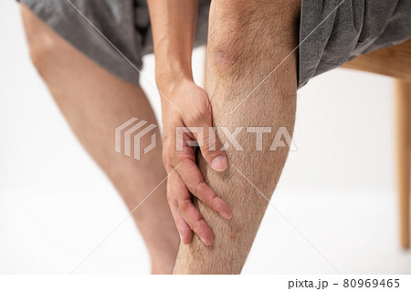 ミドル男性　すね毛　脚　 80969465