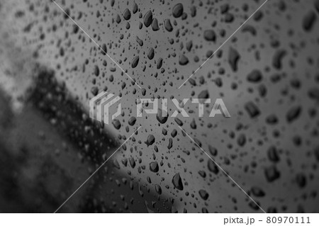 車のボディに残る雨の滴と反射して映る家々 80970111
