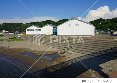 日本海に突き出た観光ブリッジ夕凪の橋（道の駅越後出雲崎天領の里） 80970171