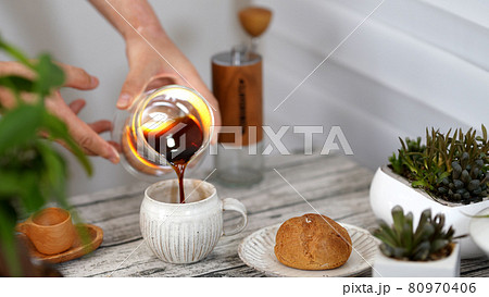 珈琲 おうちカフェ 淹れる あんこと黒みつのシュークリーム 珈琲 おうちカフェ 淹れる あんこと黒みつのシュークリーム 80970406