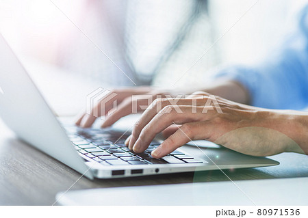 ノートパソコンでタイピングをする若い男性の手元イメージ　撮影協力「＋SHIFT NOGIZAKA」 80971536