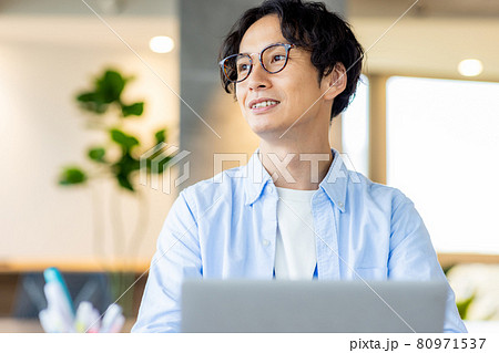 男性　ノートパソコン　クリエイティブ　撮影協力「＋SHIFT NOGIZAKA」 80971537