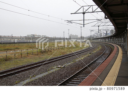 函館駅を出発する特急北斗（キハ261系車両） 80971589