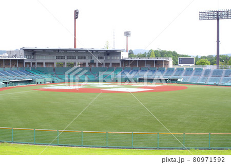 広島三次市の野球スタジアムの景色 80971592