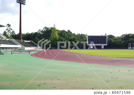 広島三次市の陸上競技スタジアムの景色 80971596
