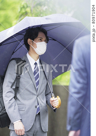 雨天のビジネスマンたち 80971904