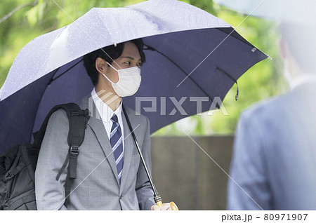 雨天のビジネスマンたち 雨天のビジネスマンたち 80971907