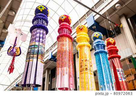 東北仙台七夕祭りの吹流し2021年 80972063