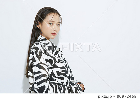 ファッショナブルな若い女性のポートレート 80972468