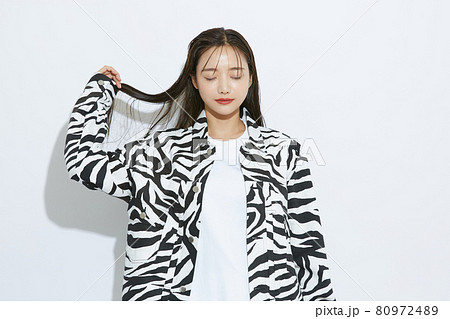 ファッショナブルな若い女性のポートレート ファッショナブルな若い女性のポートレート 80972489