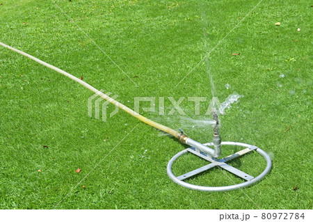 芝生とスプリンクラー 80972784