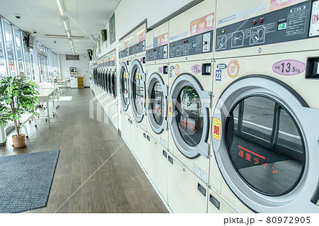 ドラム洗濯機が並ぶコインランドリー 80972905
