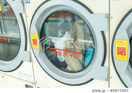 ドラム式洗濯機の中で回る洗濯物の写真素材 [80972907] - PIXTA