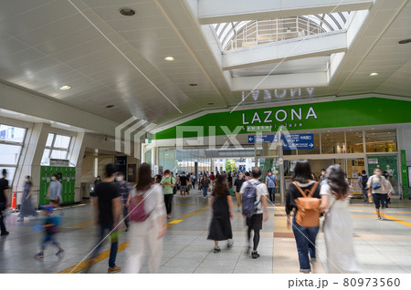JR川崎駅　駅構内ラゾーナ川崎への連絡通路　神奈川県川崎市 80973560