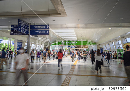JR川崎駅　駅構内ラゾーナ川崎への連絡通路　神奈川県川崎市 80973562
