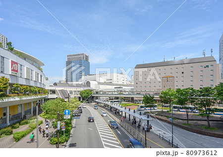 都市風景　再開発された川崎駅西口前のロータリーと街並み　神奈川県川崎市 80973612