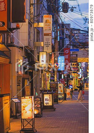 【大阪】道頓堀裏路地の飲み屋街 【大阪】道頓堀裏路地の飲み屋街 80973679