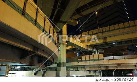 多くの橋梁が枝分かれし「ヤマタノオロチ」「ジャンクション界の王様」と称される箱崎ジャンクションの夜景 多くの橋梁が枝分かれし「ヤマタノオロチ」「ジャンクション界の王様」と称される箱崎ジャンクションの夜景 80973724