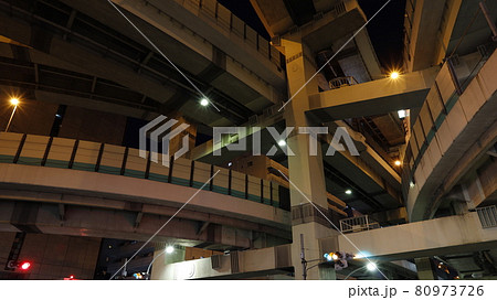 多くの橋梁が枝分かれし「ヤマタノオロチ」「ジャンクション界の王様」と称される箱崎ジャンクションの夜景 多くの橋梁が枝分かれし「ヤマタノオロチ」「ジャンクション界の王様」と称される箱崎ジャンクションの夜景 80973726