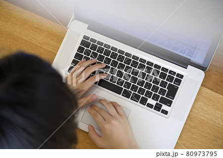 パソコンのキーボードを打つ手元（真俯瞰） 80973795