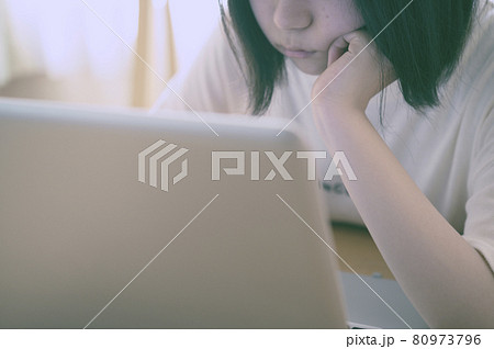 ノートパソコンを使う女性（シネマティック） 80973796