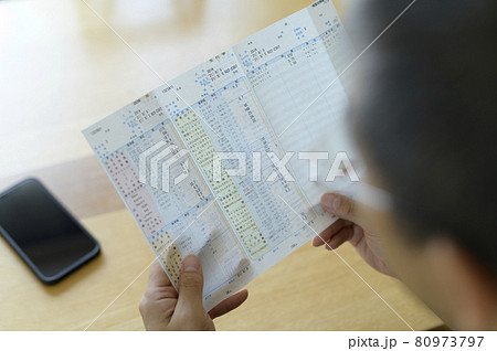健康診断の結果を見る男性 80973797