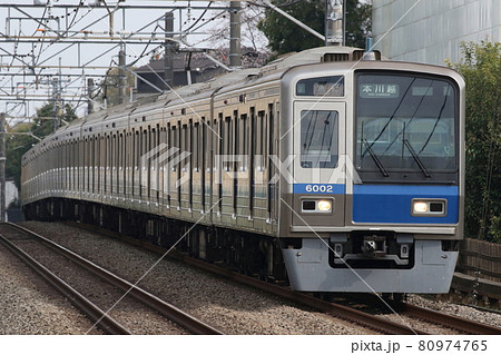 西武新宿線 花小金井 小平の直線区間を往く6000系ステンレス車の写真素材