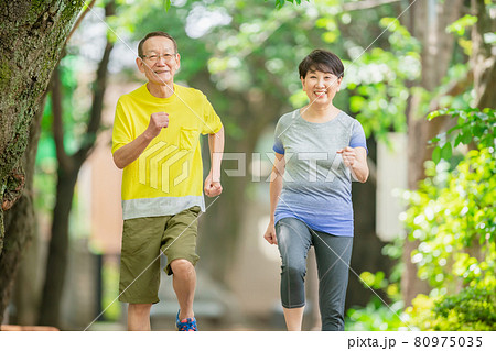 シニア夫婦　屋外　運動　トレーニング 80975035