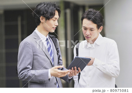 男性単身部屋探しシーン 男性単身部屋探しシーン 80975081