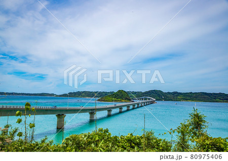 山口県下関市　夏の角島大橋　 80975406