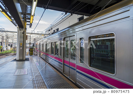 京王線　高幡不動駅ホーム　高幡不動駅　新宿行き　京王八王子行き　各駅停車 80975475