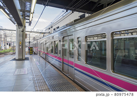 京王線　高幡不動駅ホーム　高幡不動駅　新宿行き　京王八王子行き　各駅停車 80975478