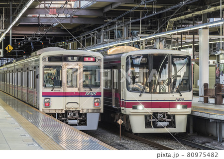 京王線　高幡不動駅ホーム　高幡不動駅　新宿行き　京王八王子行き　各駅停車 80975482