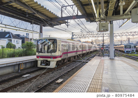 京王線　高幡不動駅ホーム　高幡不動駅　新宿行き　京王八王子行き　各駅停車 80975484