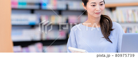 本を貸し出す図書館司書 撮影協力:中央工学校附属日本語学校 本を貸し出す図書館司書 撮影協力:中央工学校附属日本語学校 80975739