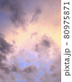 夏の夕暮れに現れる不思議な空 80975871
