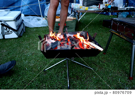 キャンプ　焚き火1 80976709
