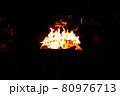 キャンプ　焚き火4 80976713