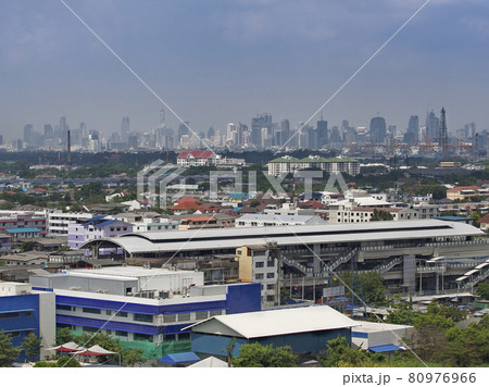 タイ・バンコク BTSべーリン駅～中心部高層ビル群眺望 / Bangkok, Thailand  80976966