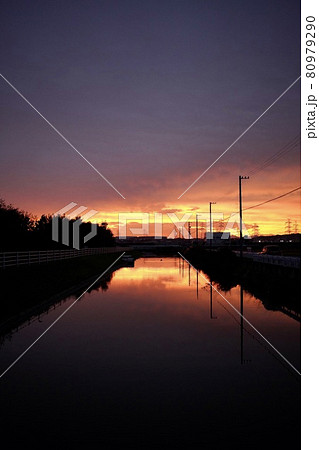 水面に映る夕日 80979290