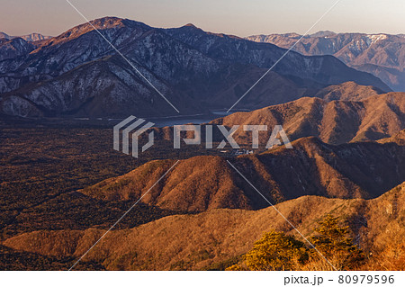 御坂山地・雪頭ヶ岳から見る朝の本栖湖と毛無山 80979596