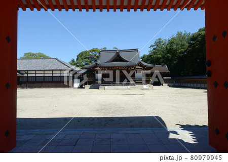 石清水八幡宮　南門から頓宮殿を望む　京都府八幡市 80979945