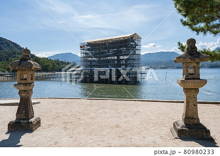 修復中の大鳥居と瀬戸内海風景＜広島県宮島/8月＞ 80980233