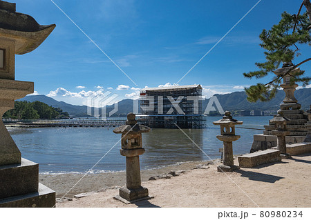 修復中の大鳥居と瀬戸内海風景＜広島県宮島/8月＞ 80980234
