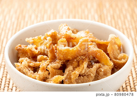 鶏皮の唐揚げ。 鶏皮の唐揚げ。 80980478