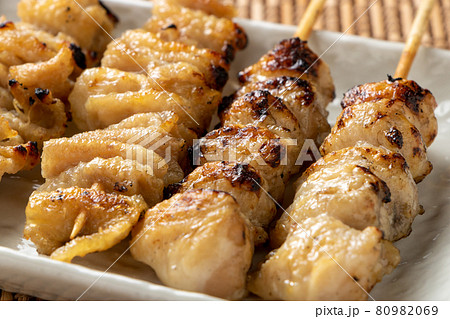 焼き鳥(塩焼き)盛り合わせの、ぼんじりと鶏皮。 焼き鳥(塩焼き)盛り合わせの、ぼんじりと鶏皮。 80982069